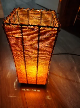 Lámparas de mesa naranjas con detalles metálicos