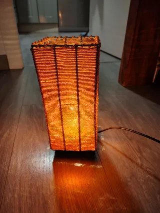 Lámparas de mesa naranjas con detalles metálicos