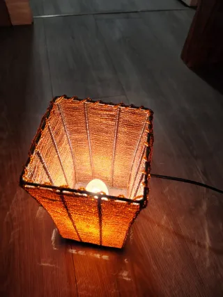 Lámparas de mesa naranjas con detalles metálicos