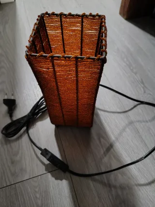 Lámparas de mesa naranjas con detalles metálicos