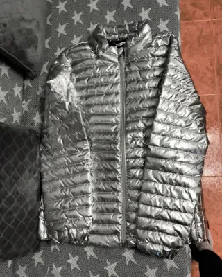 Chaqueta plateada acolchada mujer