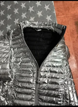 Chaqueta plateada acolchada mujer