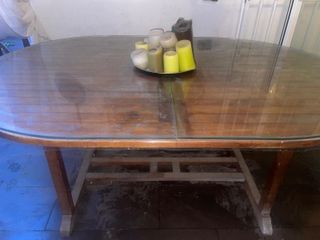 Mesa de madera con cristal