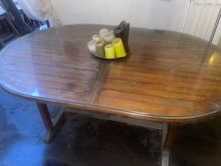 Mesa de madera con cristal
