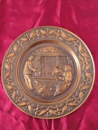 Prato decorativo em cobre com cena antiga