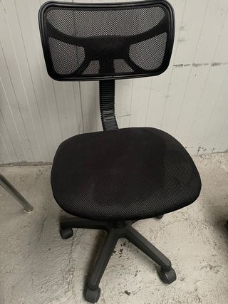 Silla de oficina negra con ruedas