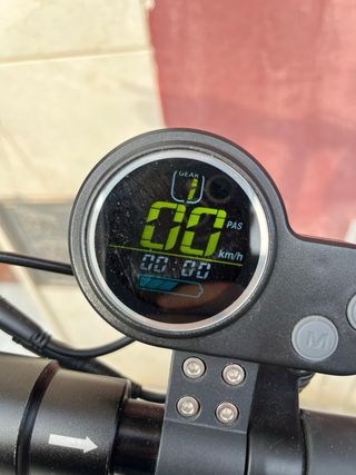 Patinete eléctrico blanco y negro