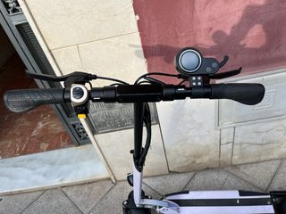 Patinete eléctrico blanco y negro