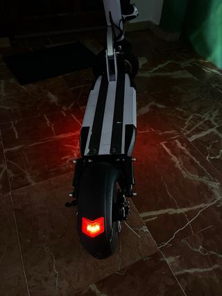 Patinete eléctrico blanco y negro