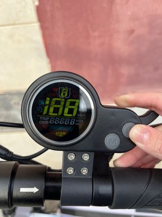 Patinete eléctrico blanco y negro