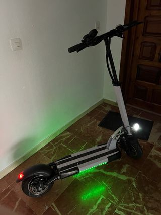 Patinete eléctrico blanco y negro