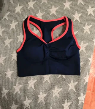 Sujetador deportivo azul con ribete rosa