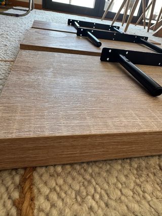 Scaffali in legno con supporti metallici