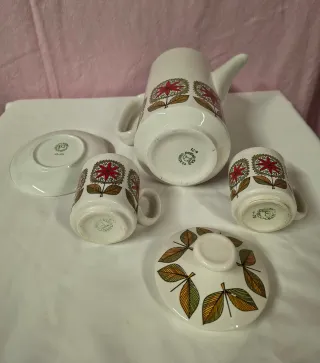 Teiera, tazze, piatti. Porcellana San Claudio. Vintage