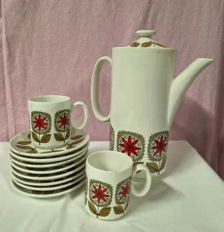 Teiera, tazze, piatti. Porcellana San Claudio. Vintage