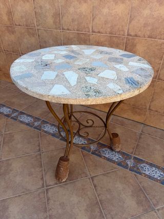 Tavolo rotondo in pietra e supporto in ferro
