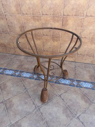 Tavolo rotondo in pietra e supporto in ferro