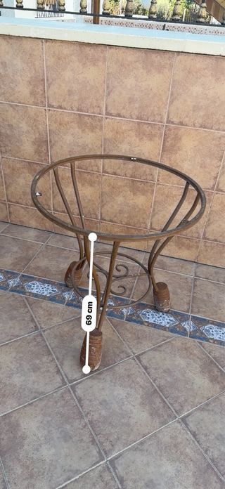 Tavolo rotondo in pietra e supporto in ferro