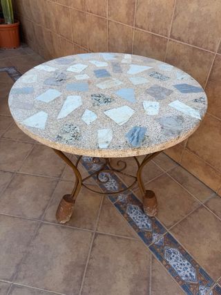 Tavolo rotondo in pietra e supporto in ferro