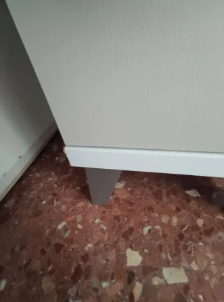 Mesitas de noche beige y blancas