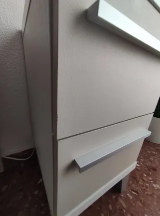 Mesitas de noche beige y blancas