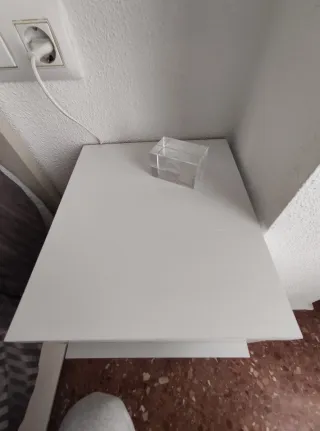 Mesitas de noche beige y blancas