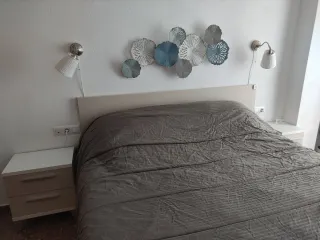 Mesitas de noche beige y blancas
