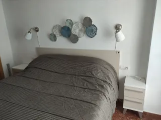 Mesitas de noche beige y blancas