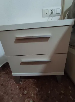 Mesitas de noche beige y blancas