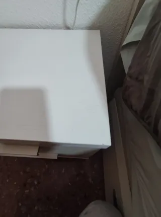 Mesitas de noche beige y blancas
