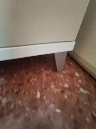 Mesitas de noche beige y blancas