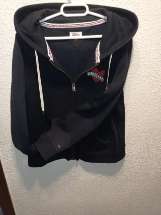 Sudadera Tommy Hilfiger con cremallera y corazón