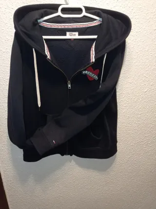 Sudadera Tommy Hilfiger con cremallera y corazón