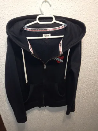 Sudadera Tommy Hilfiger con cremallera y corazón