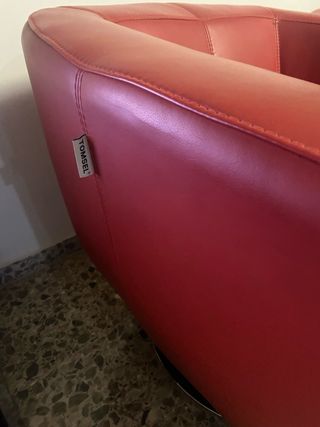 Coppia di poltrone girevoli in pelle rossa