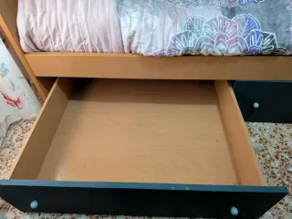 Literas de madera color marrón y verde.