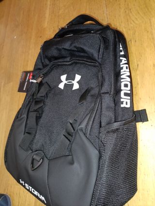 Mochila Under Armour Negra muchos bolsillos imperm