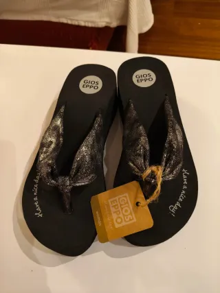 Sandalias Gioseppo negras y plateadas