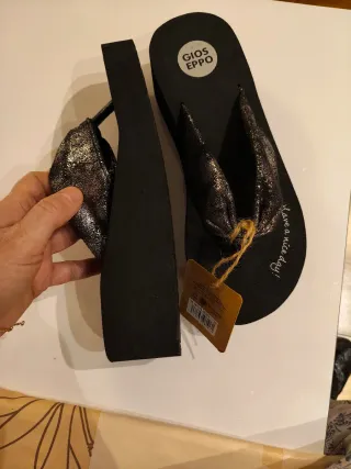 Sandalias Gioseppo negras y plateadas