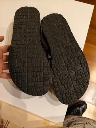 Sandalias Gioseppo negras y plateadas