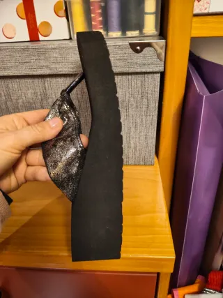 Sandalias Gioseppo negras y plateadas