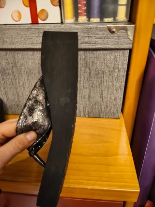 Sandalias Gioseppo negras y plateadas