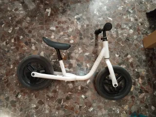 Bicicleta sin pedales Btwin blanca