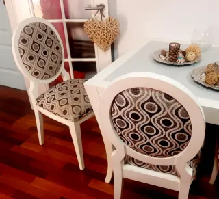 Conjunto de mesa de comedor y sus cuatro sillas.