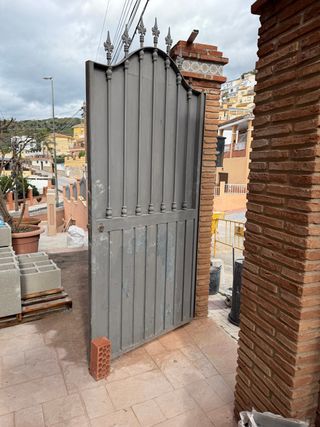 Puerta exterior hierro antracita