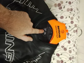 Mono dos piezas y botas moto Bering negra