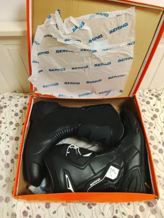 Mono dos piezas y botas moto Bering negra