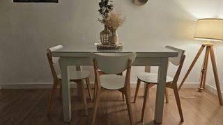 Mesa comedor y 4 sillas blancas