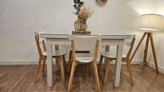 Mesa comedor y 4 sillas blancas