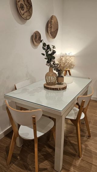 Mesa comedor y 4 sillas blancas